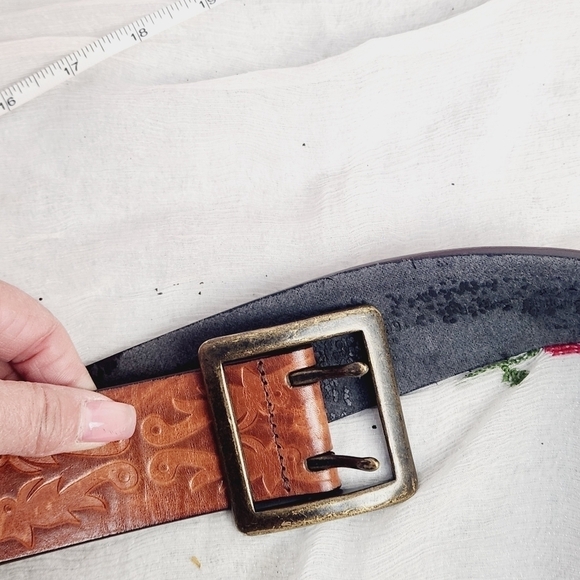 UNBRANDED Carved design Vintage Leather Belt and Brass Double Tine Buckle 36 - Picture 5 of 7